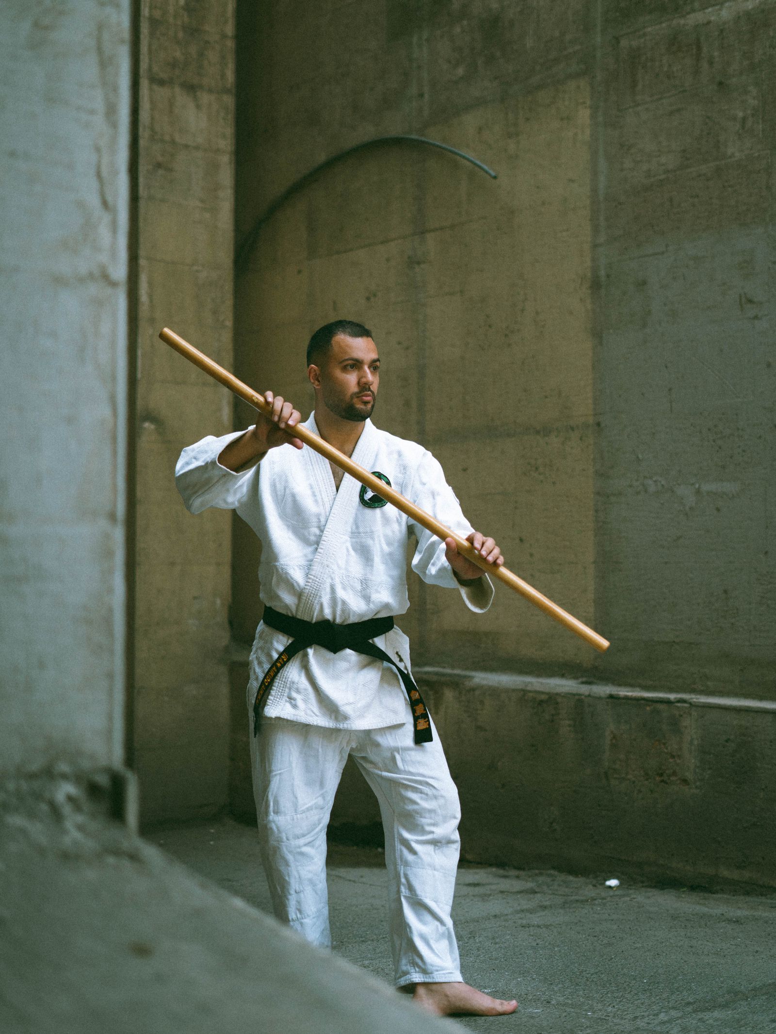Travail au jo, bâton en bois, sur le tatami