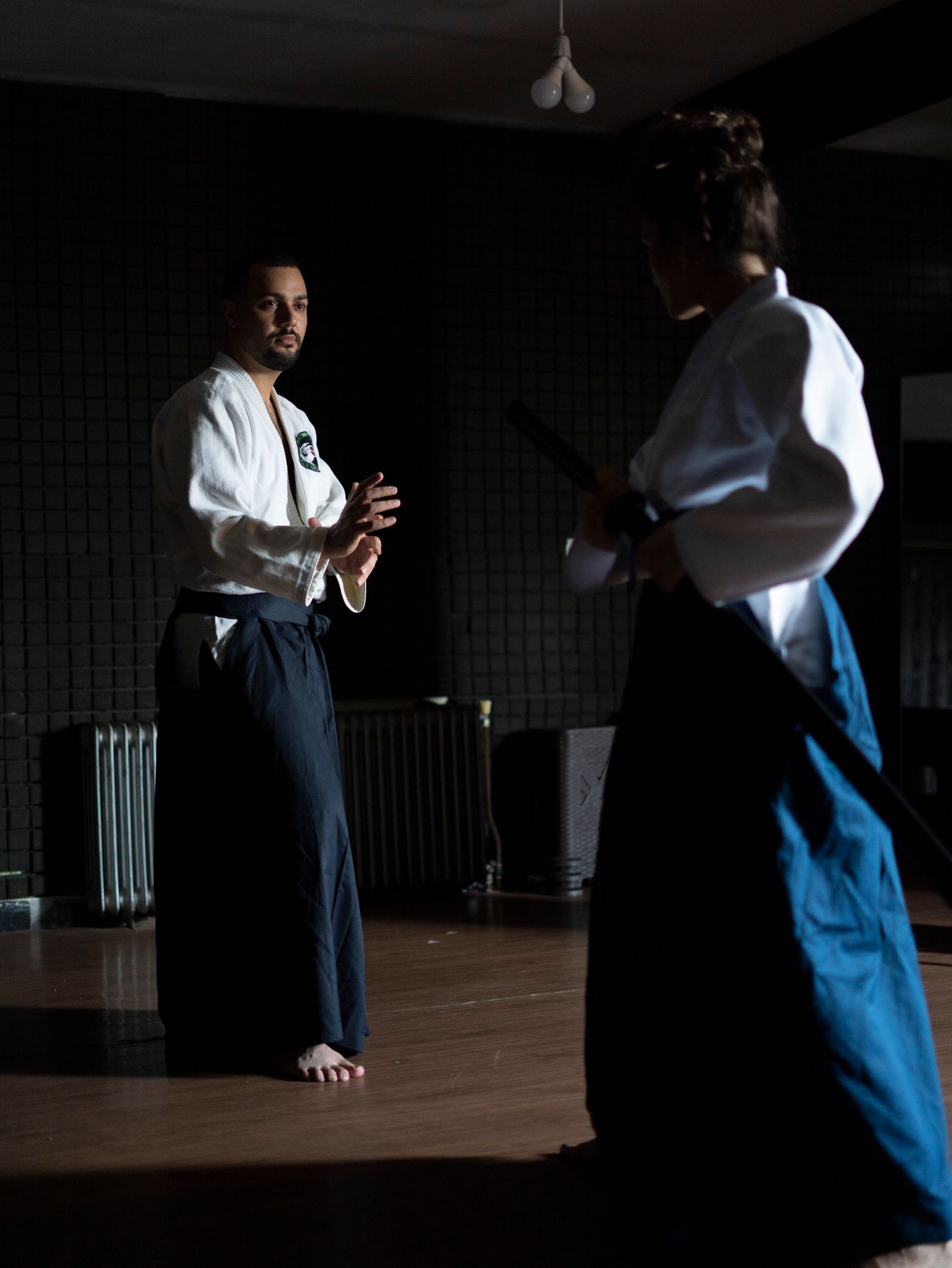 Face-à-face de deux pratiquants d’aïkido en hakama