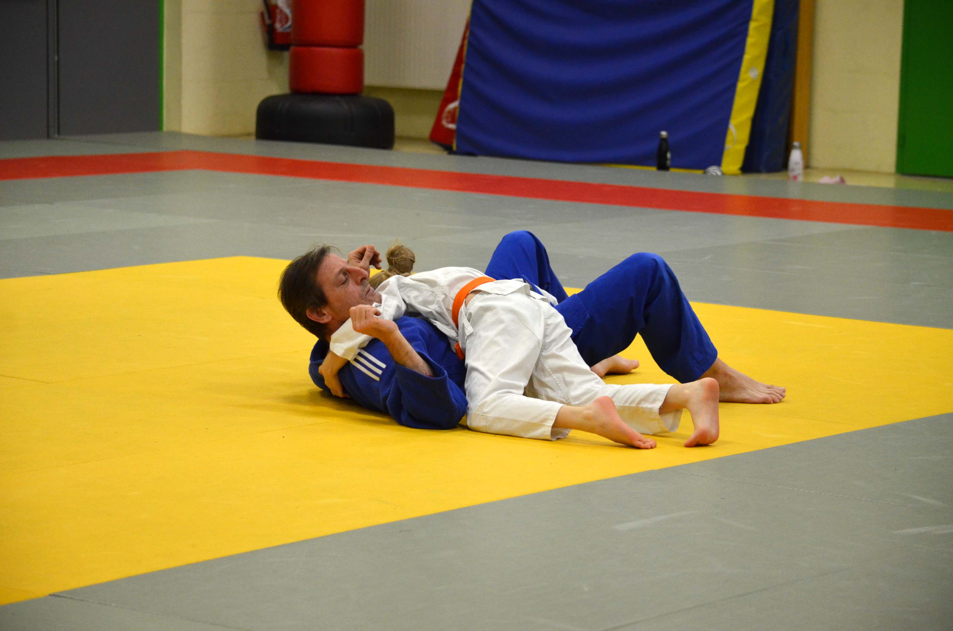 Deux adultes pratiquant le ne-waza, travail au sol, sur le tatami du club