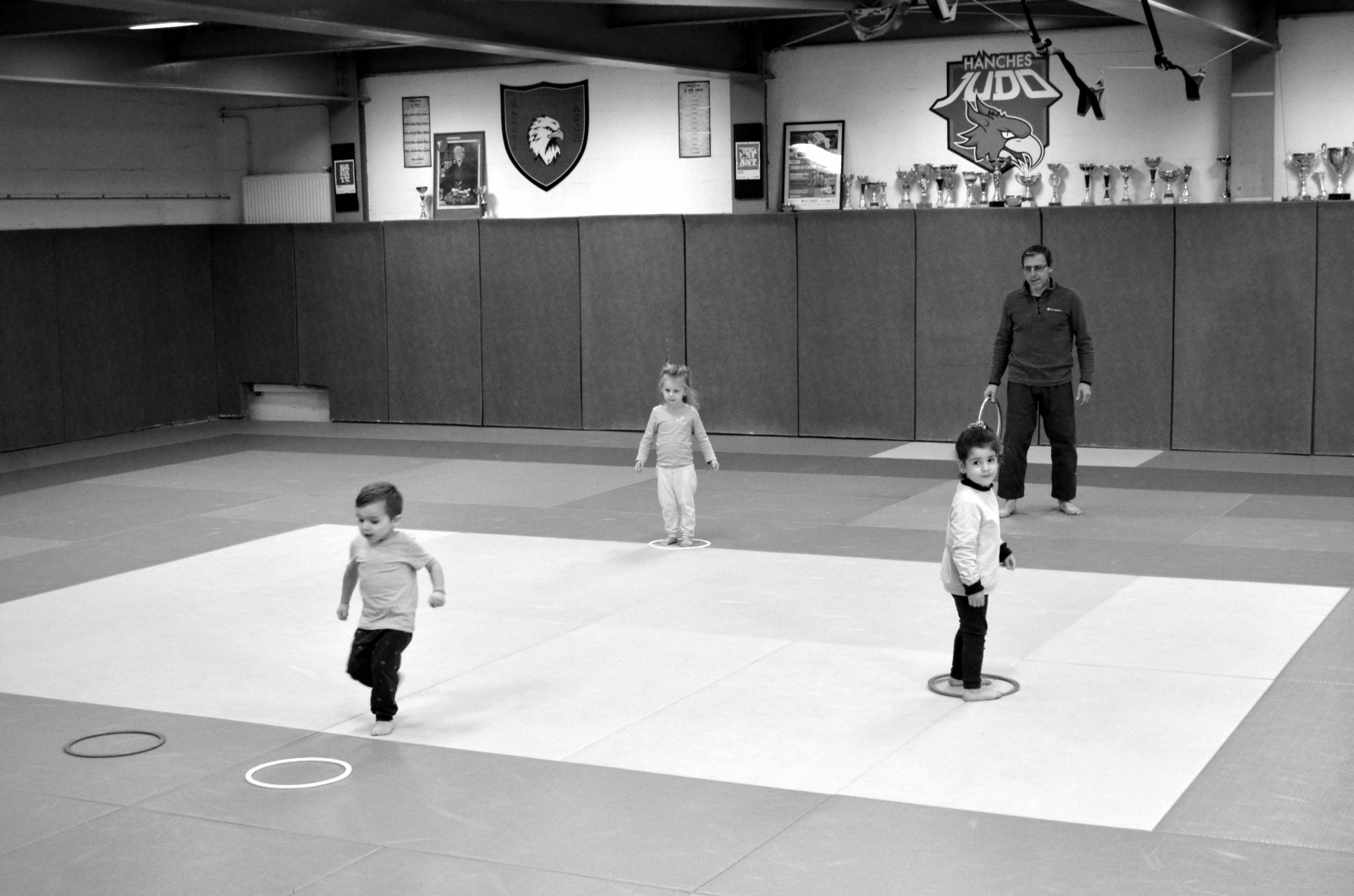 Cours de gym-tatami : tout-petits sur le tatami du club