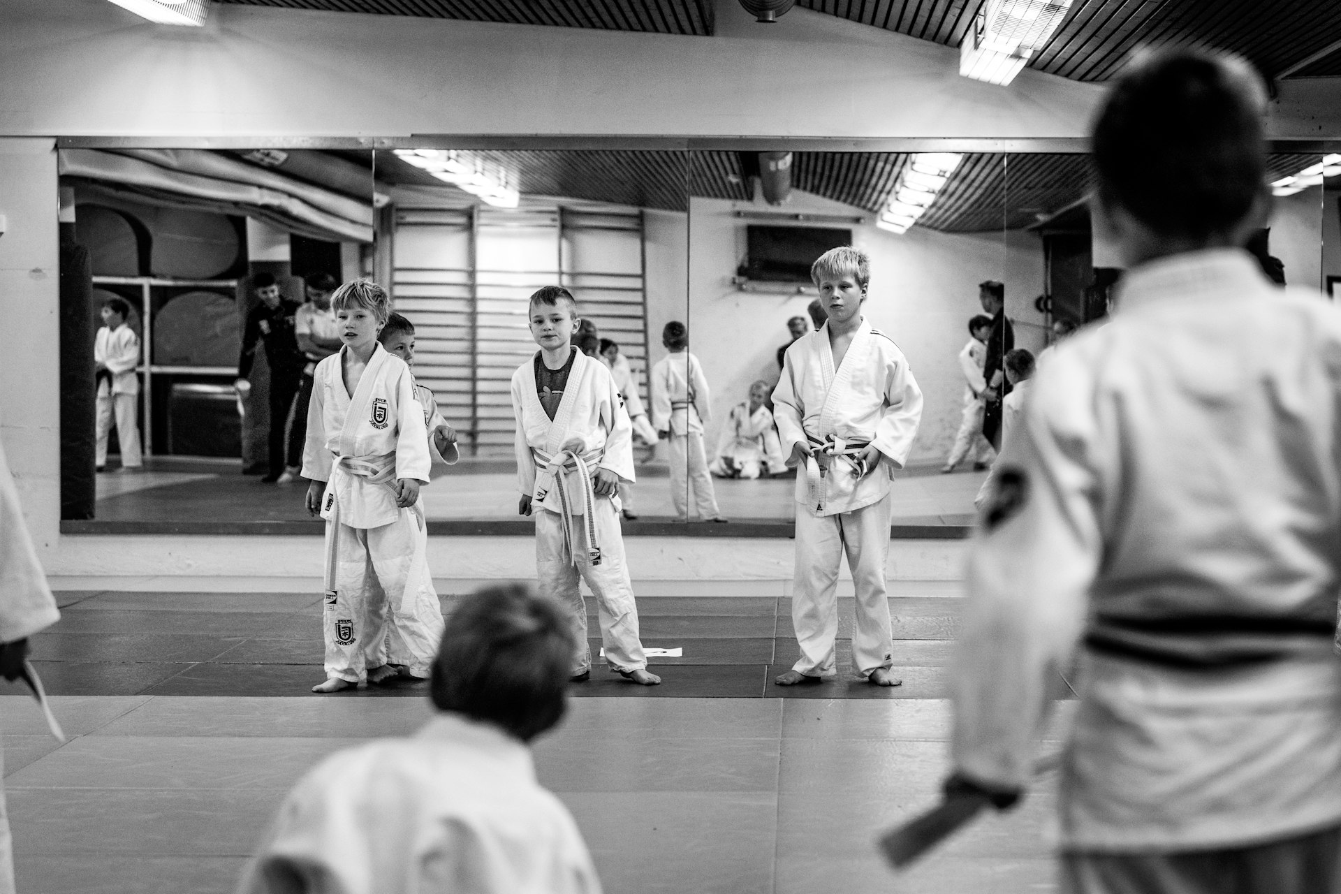Pratiquants de judo en action lors d’un entraînement