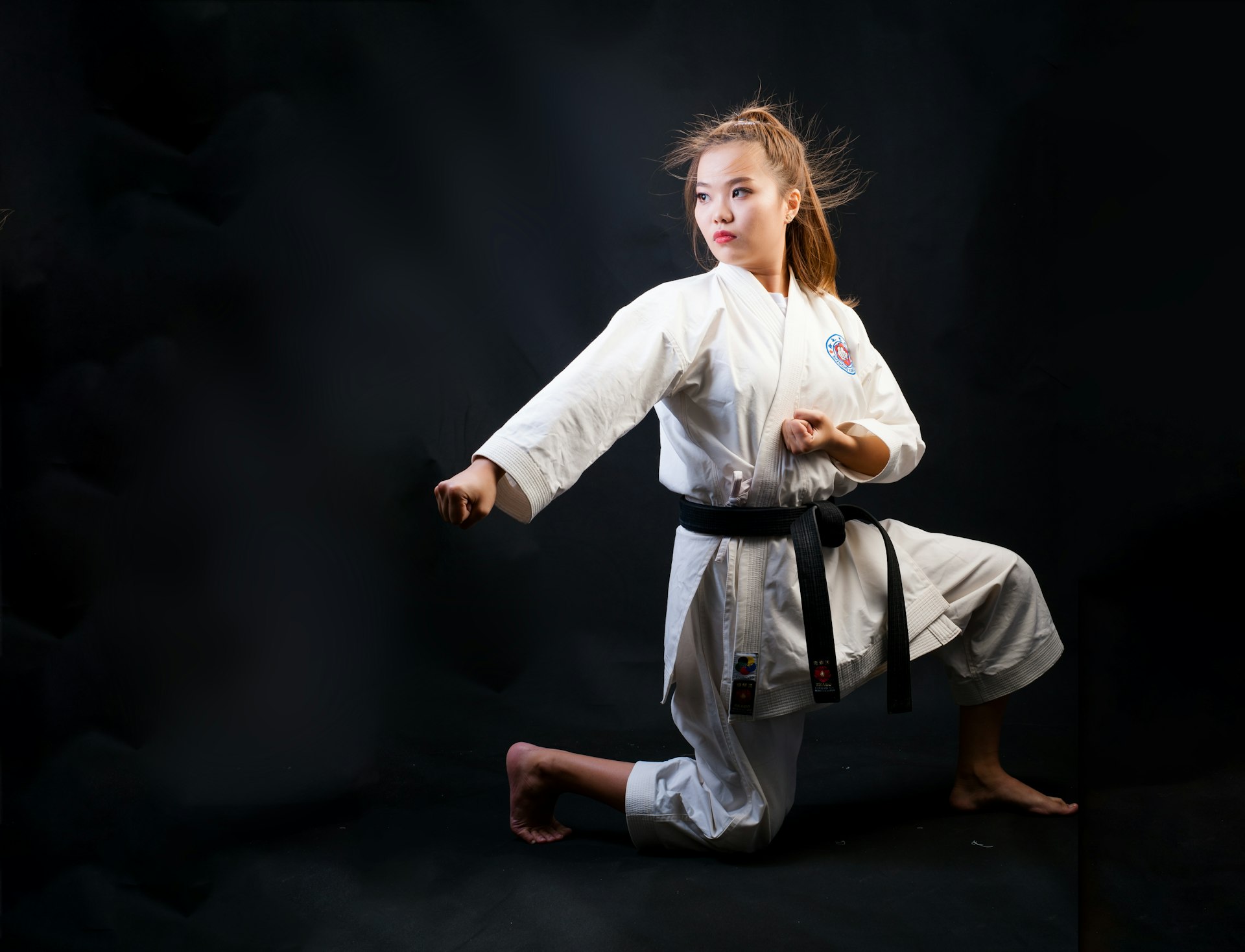 Karatéka concentré pendant un exercice